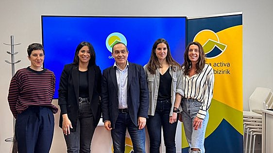 Estitxu Urtizberea, Débora Ailla, Miguel Ángel Páez, Aitzpea González y María Peinado, ayer, presentaron los videos creados por Bidasoa activa.