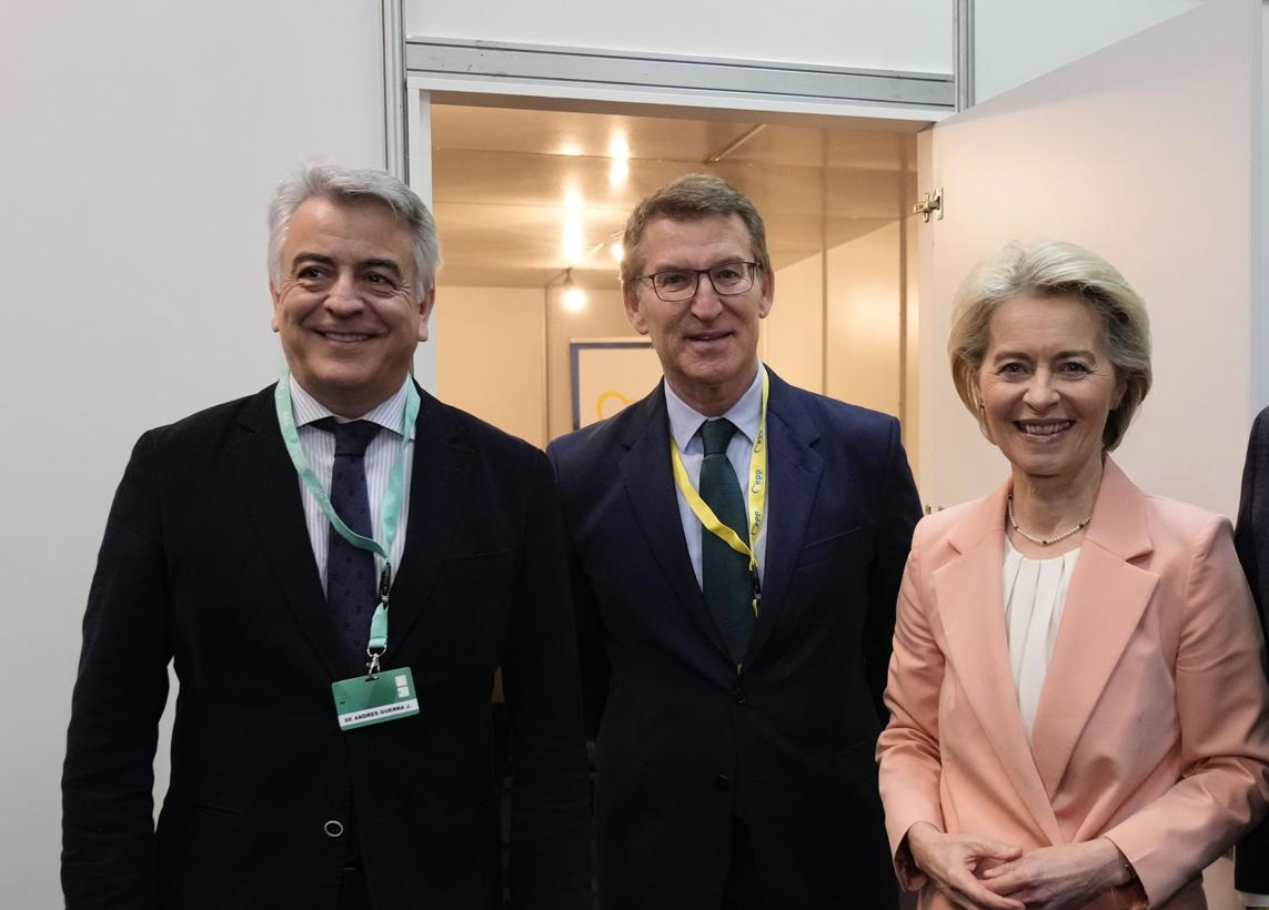 Javier de Andrés, Alberto Núñez Feijóo y Ursula Von der Leyen, este miércoles en Bucarest.