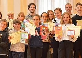 Joan den urteko literatur lehiaketaren irabazleak sari banaketaren egunean udal aretoan.