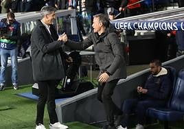 Un sonriente Imanol saluda a LuisEnrique al principio del encuentro.