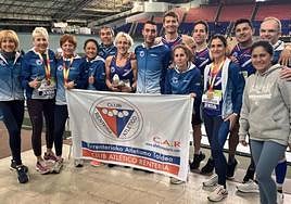 Deportistas del Club Atlético Rentería en el velódromo.