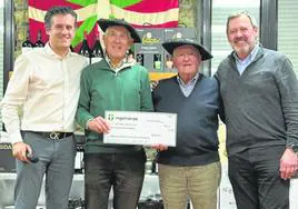 Alex Abancens, gerente del Colegio; los campeones Juan Apalategi y Sebas Agirretxe, y el presidente del Colegio, Asier Anacabe.