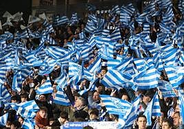 Beñat Turrientes golpea el balón con fuerza en el encuentro ante el Paris Saint-Germain.