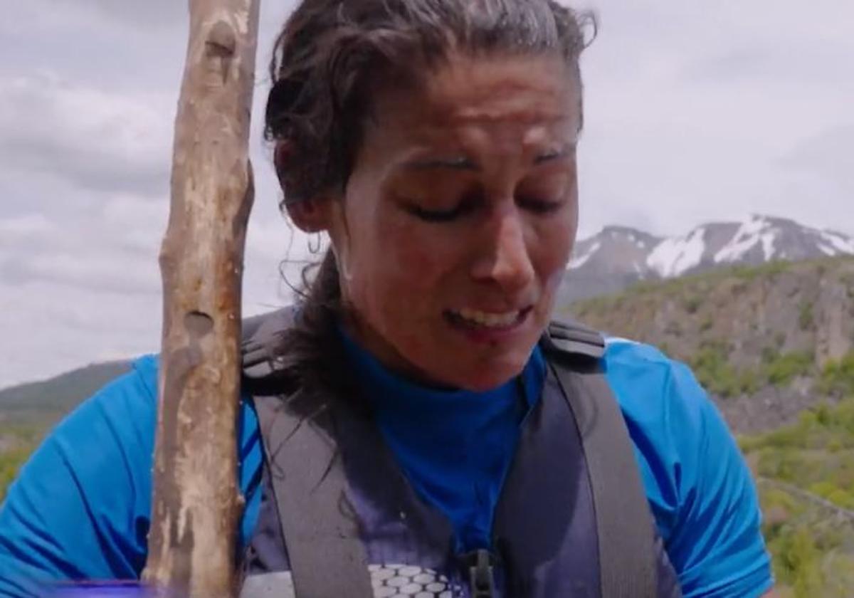 Andrea Azkune, tras hacerse con la ikurriña de El Conquis.