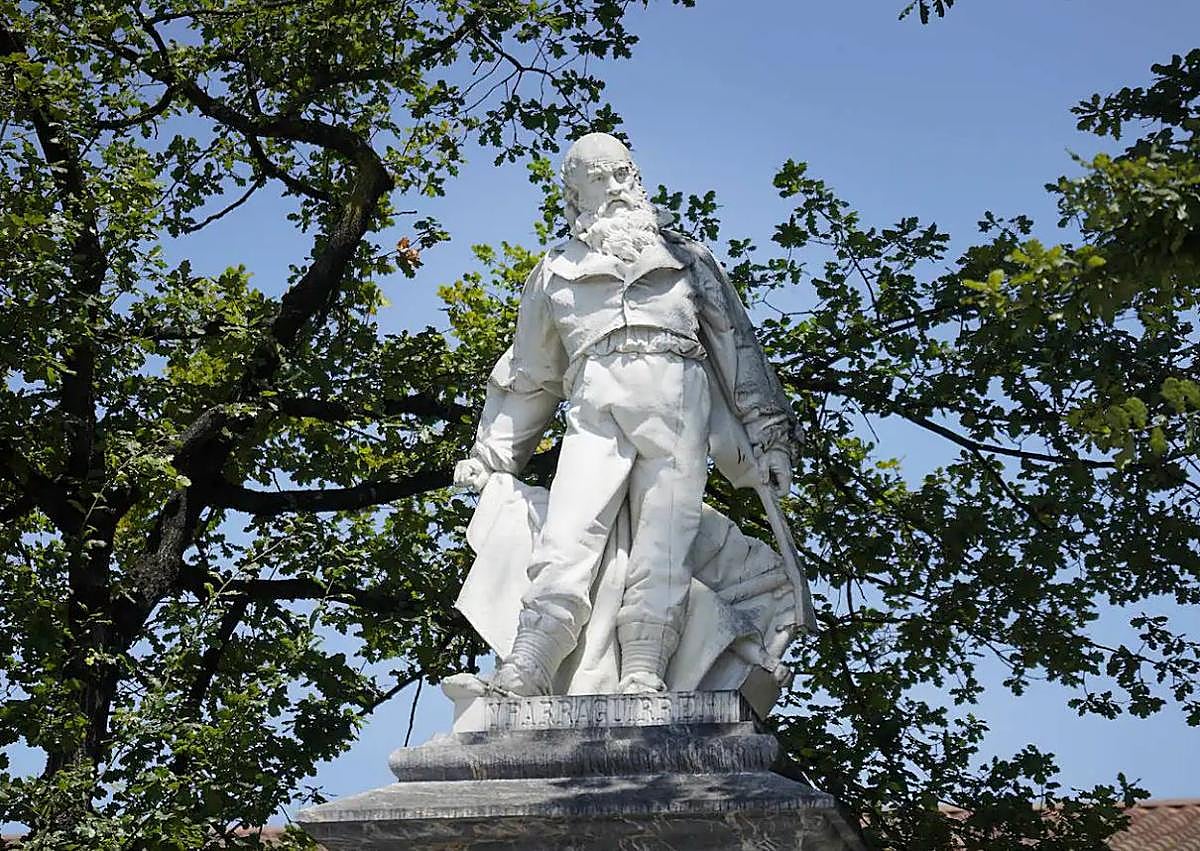 Imagen secundaria 1 - En el centenario de su muerte, se sacaron sus restos mortales para colocarlos en el mausoleo construido en su honor en Urretxu. La escultura en Urretxu, obra del catalán Font y Pons, Su casa natural en esa localidad. .