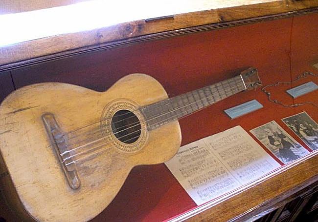 La guitarra de José María Iparraguirre está custodiada en una urna acristalada en la Casa de Juntas de Gernika.