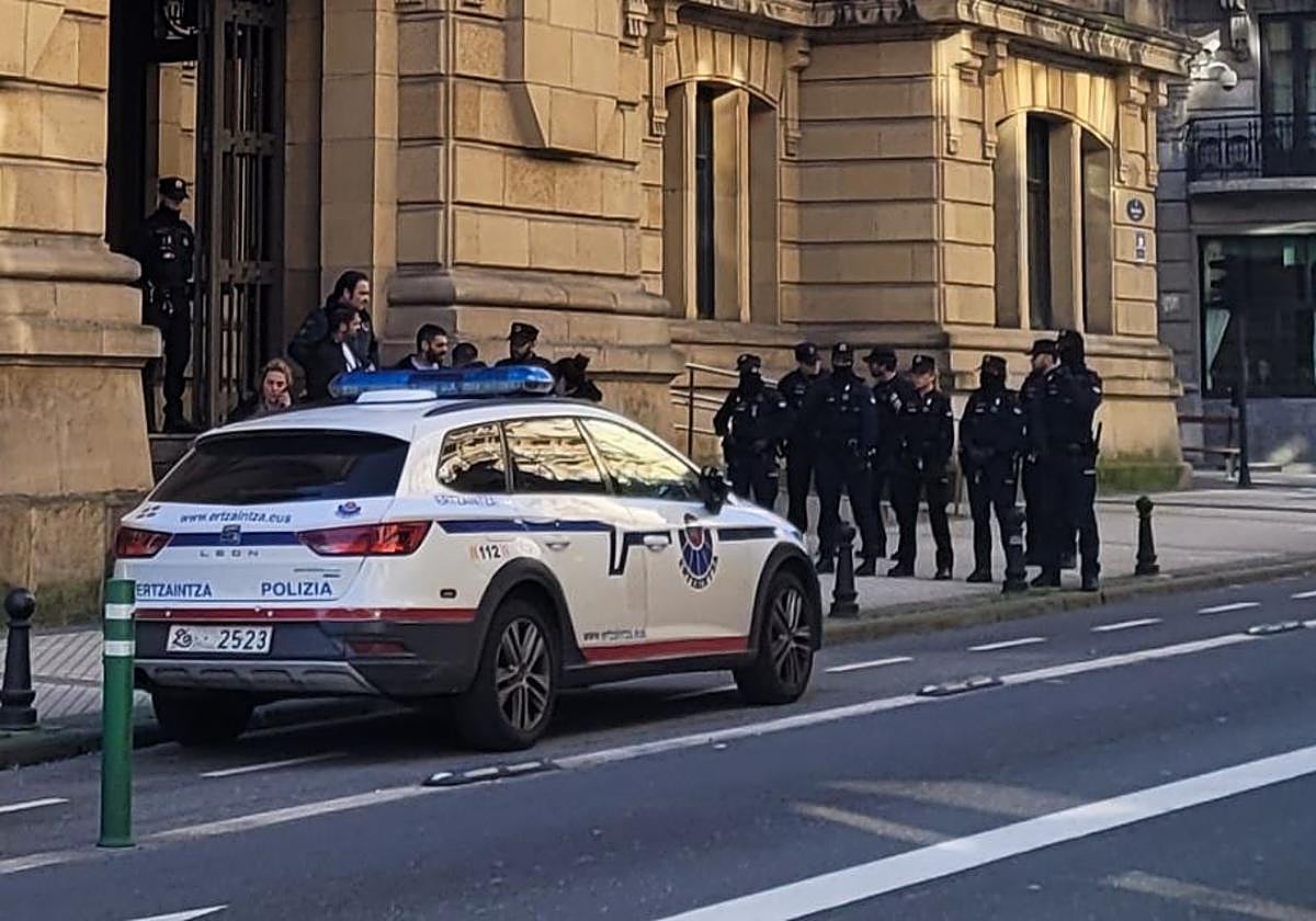 Antes de comenzar la vista se han producido un enfrentamiento fuera del edificio de la Audiencia de Gipuzkoa, que han obligado a intervenir a la Ertzaintza.