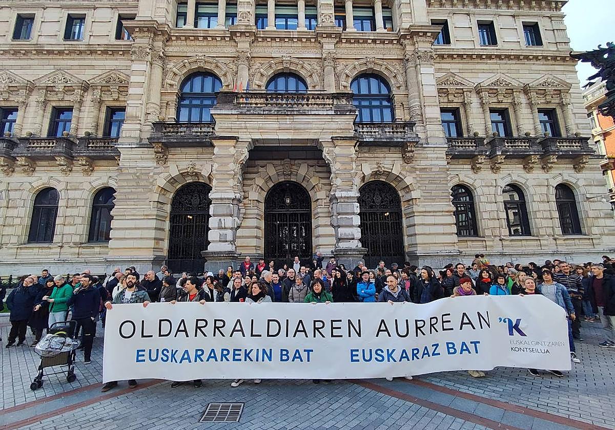 Bizkaiko Aldundiko langileen ordezkariek azken erabakia salatu dute