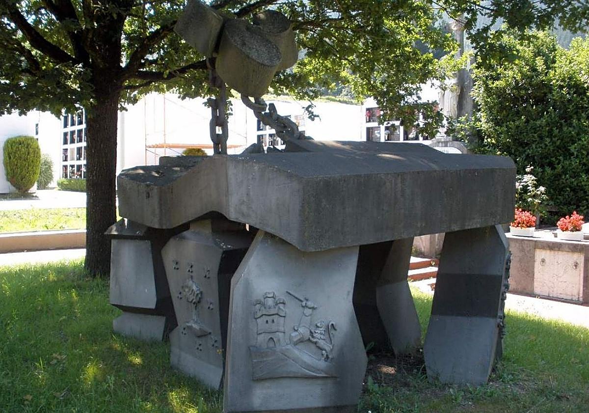 Imagen principal - En el centenario de su muerte, se sacaron sus restos mortales para colocarlos en el mausoleo construido en su honor en Urretxu. La escultura en Urretxu, obra del catalán Font y Pons, Su casa natural en esa localidad. .