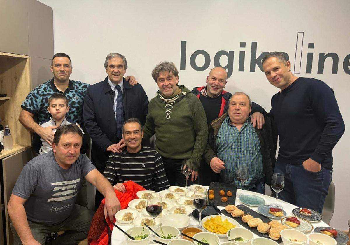 En el palco de Logikaline, Luis Miguel Arconada con Iñaki Gorostidi, el expelotari Aimar Olaizola y el alcalde de Abaltzisketa, Jon Zubizarreta, entre otros.