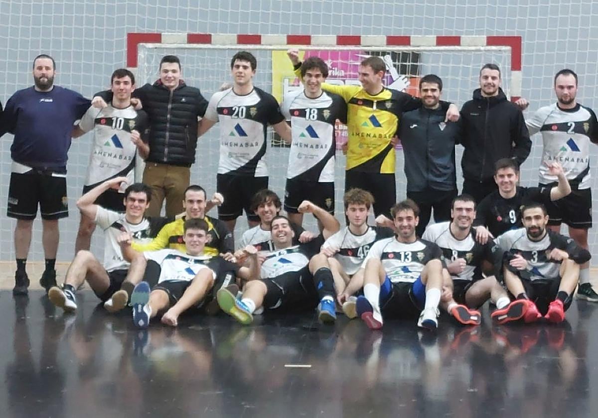 Así de contentos posaban los jugadores del Amenabar Zarautz tras una nueva victoria.