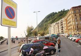 Señal situada en Sagüés que prohibe aparcar a no residentes entre las 21.00 y las 09.00 horas.