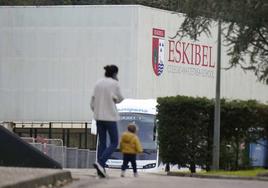 Una madre y su niña acuden al colegio Eskibel de Donostia.