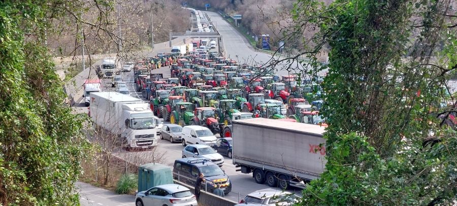 Los agricultores bloquean la muga