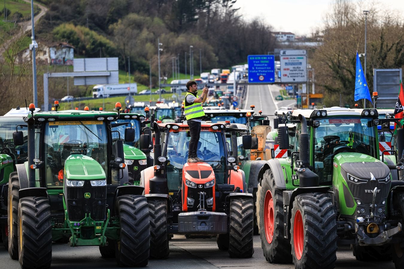 Los agricultores bloquean la muga