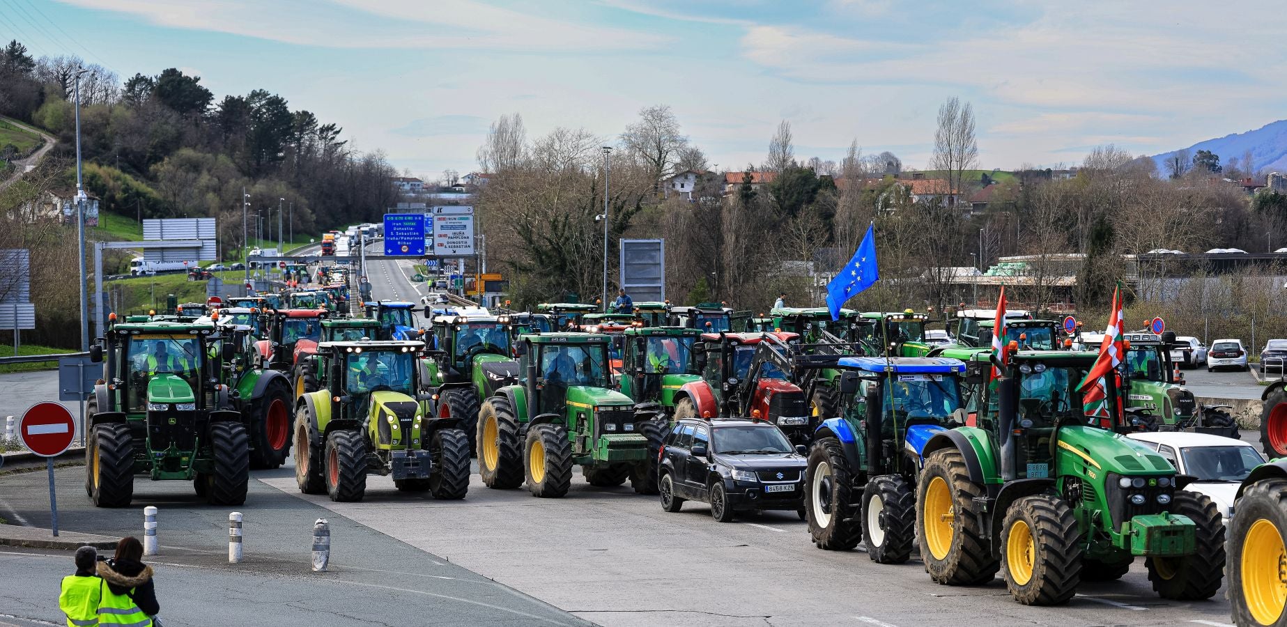 Los agricultores bloquean la muga