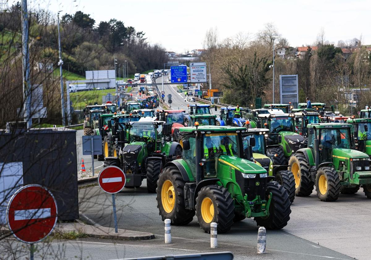 Los agricultores bloquean la muga