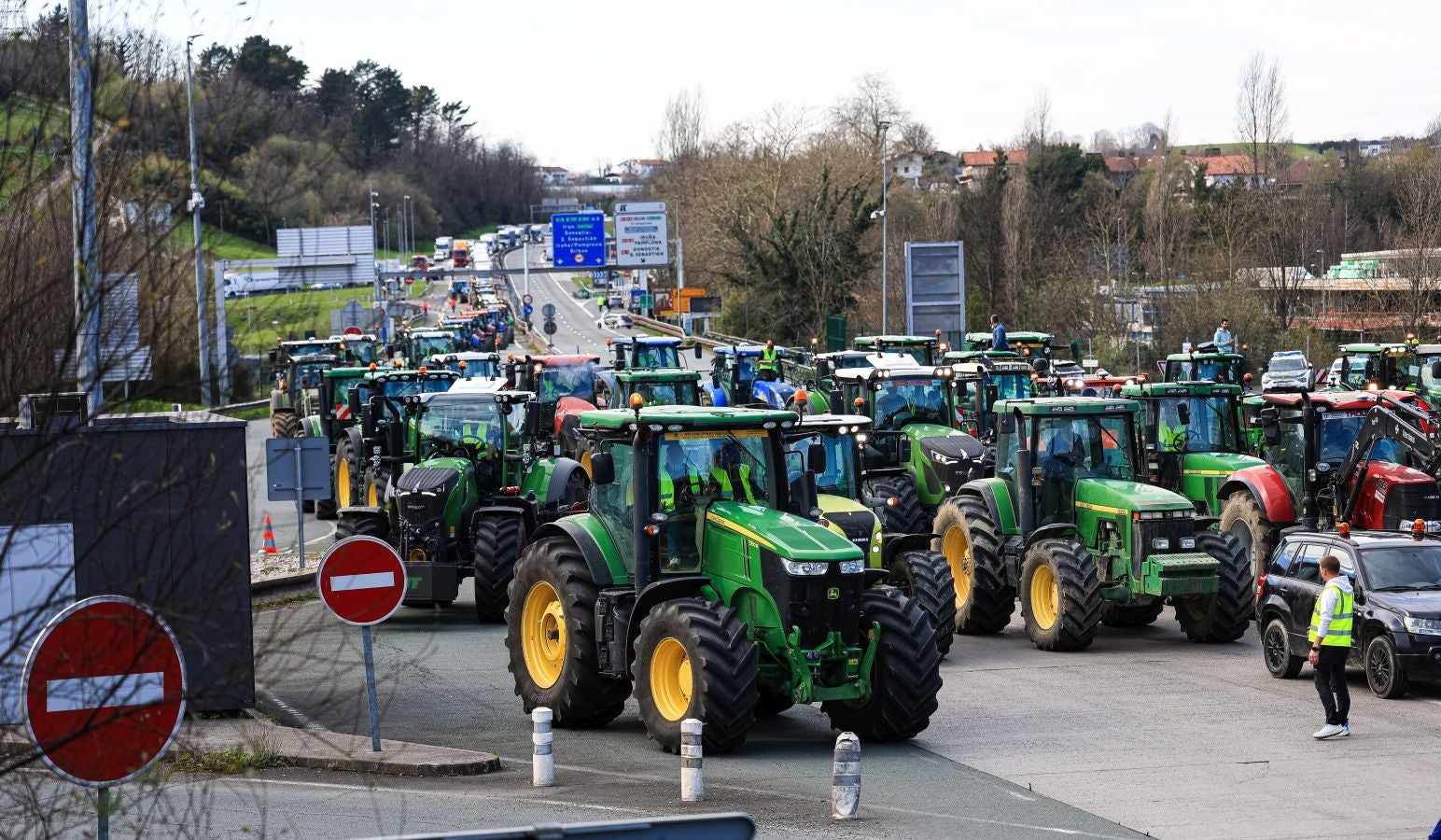 Los agricultores bloquean la muga