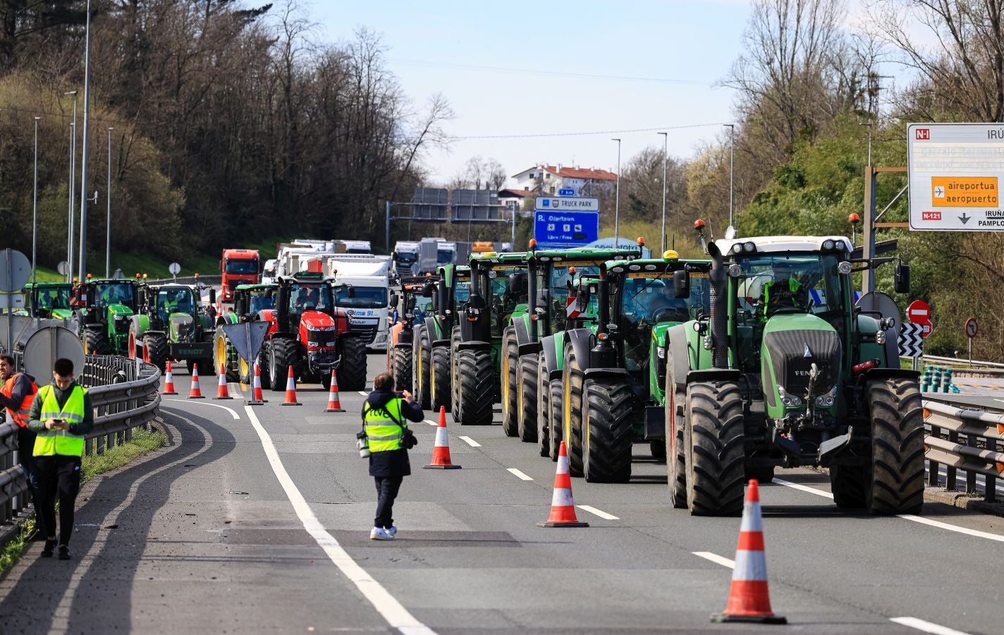 Los agricultores bloquean la muga