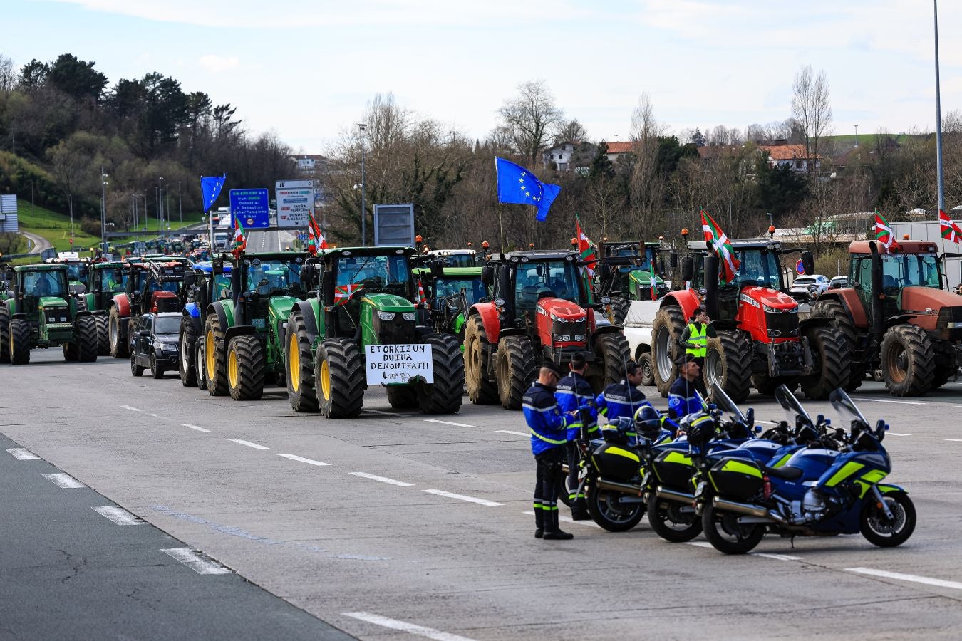 Los agricultores bloquean la muga