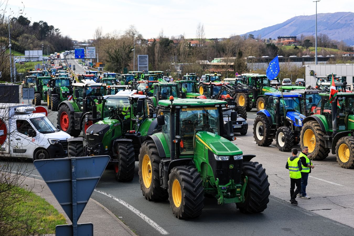 Los agricultores bloquean la muga