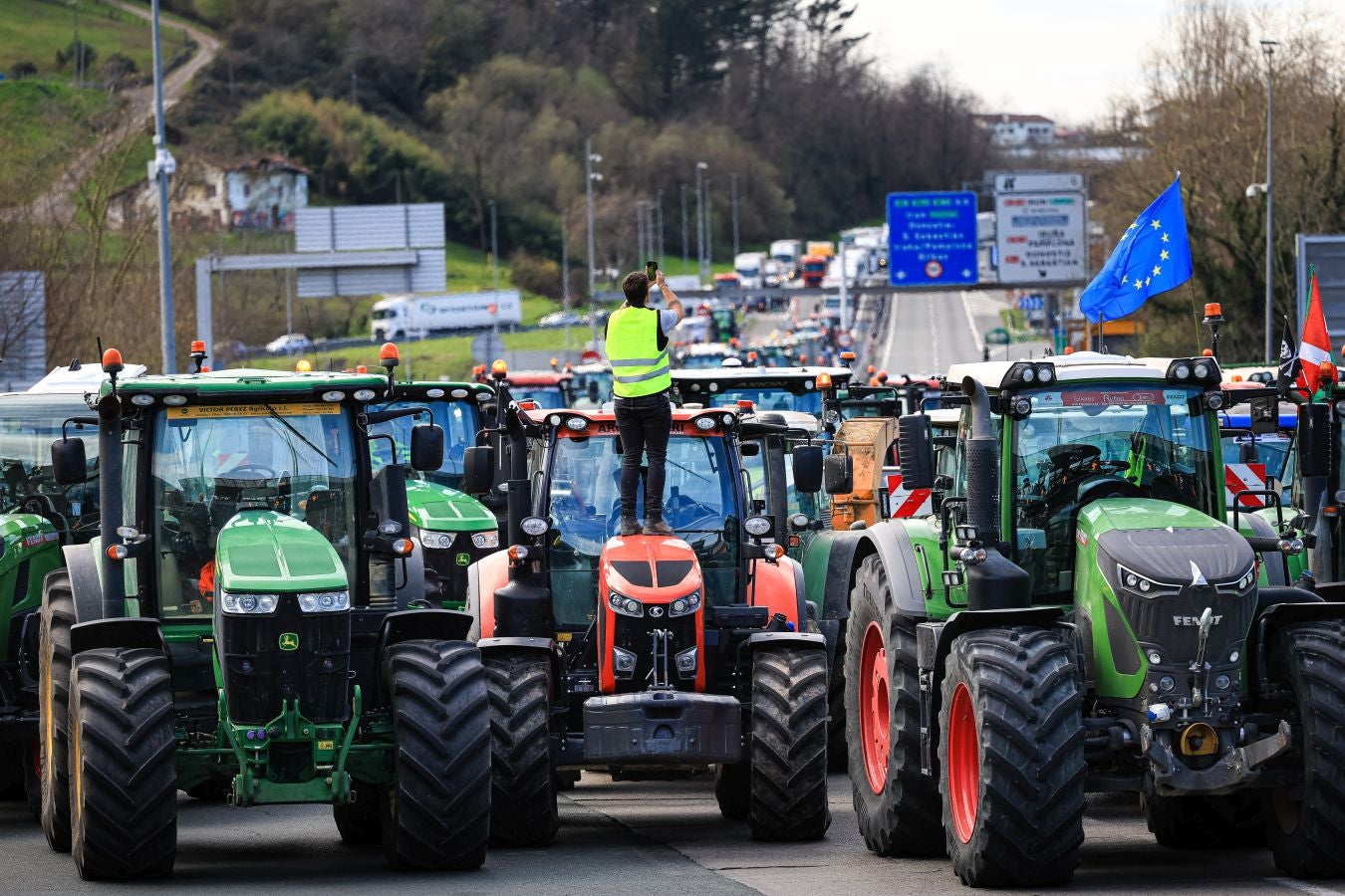 Los agricultores bloquean la muga