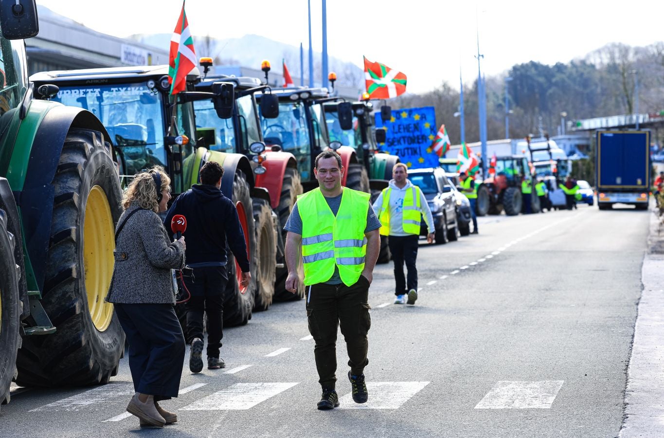 Los agricultores bloquean la muga