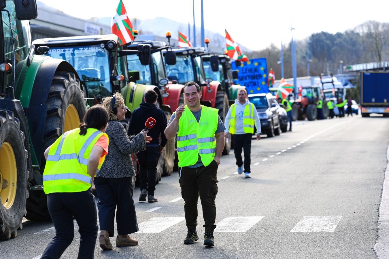 Los agricultores bloquean la muga