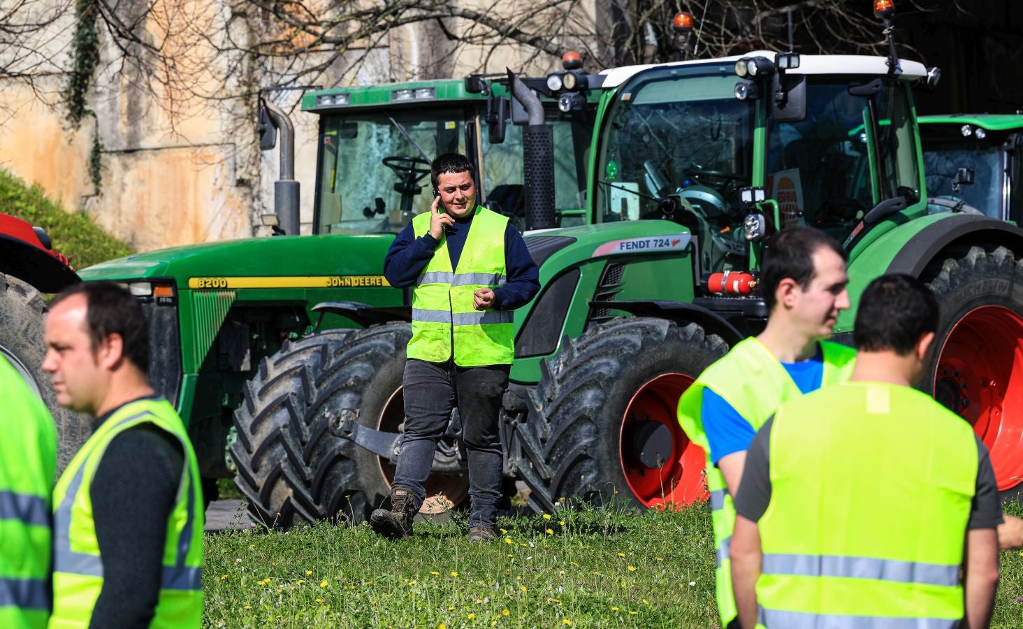 Los agricultores bloquean la muga