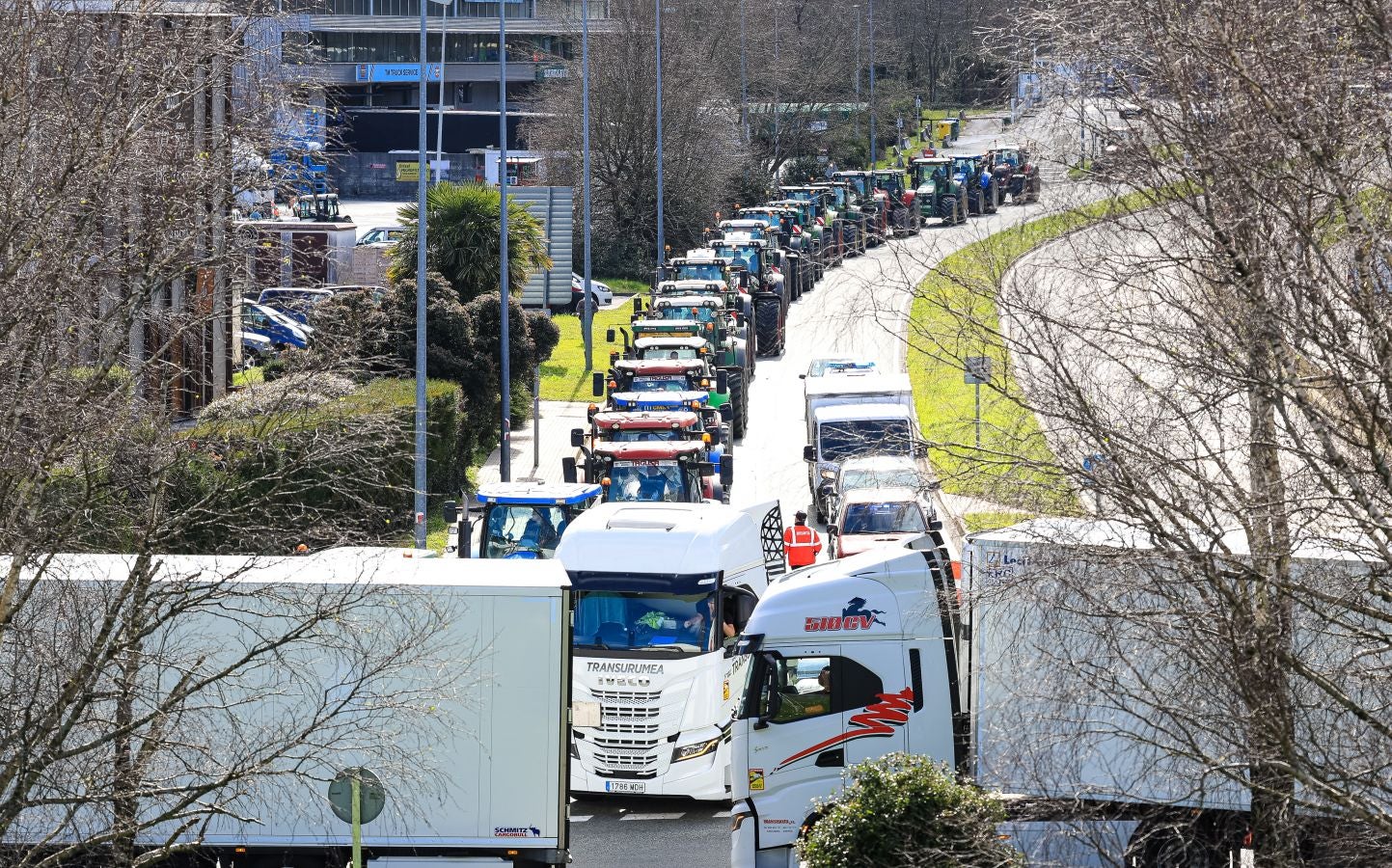 Los agricultores bloquean la muga