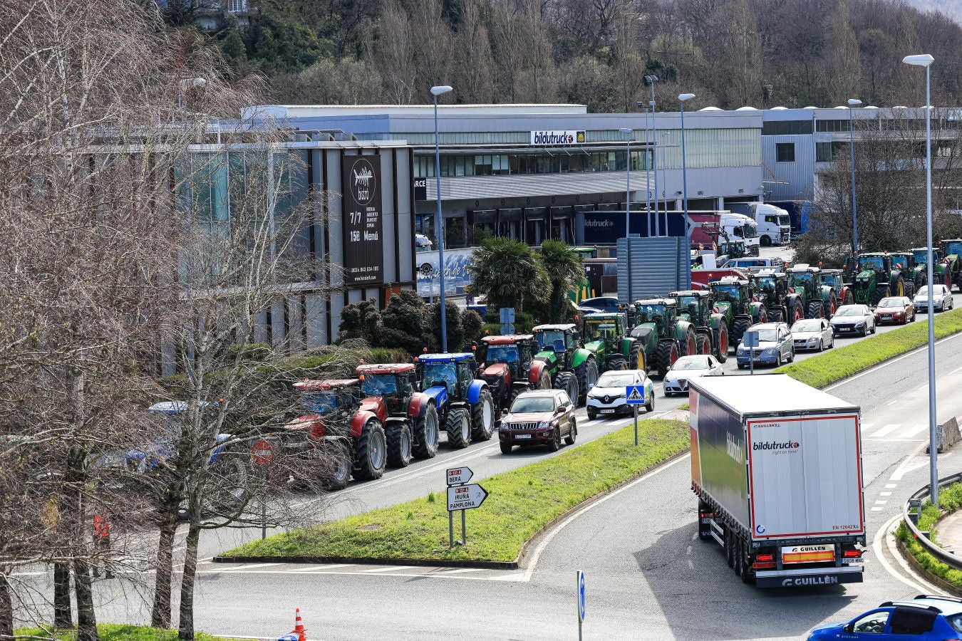 Los agricultores bloquean la muga