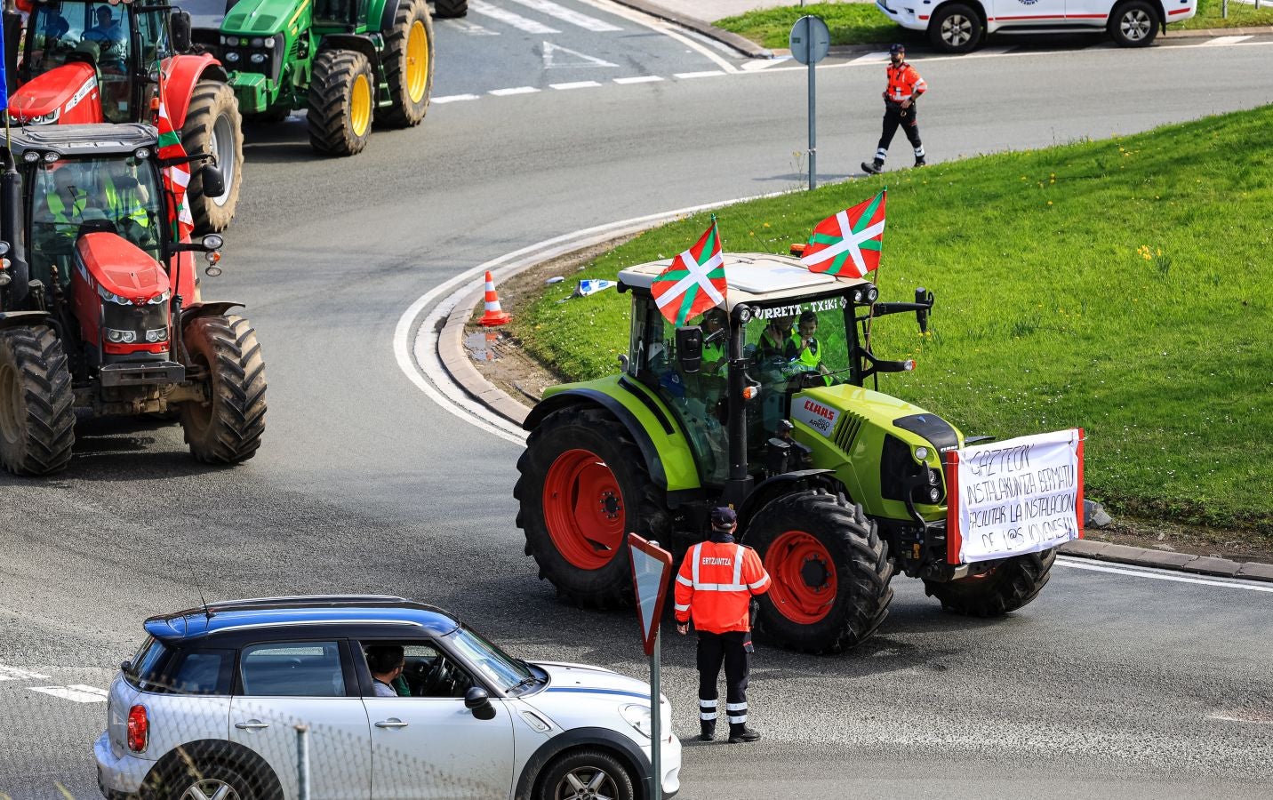 Los agricultores bloquean la muga