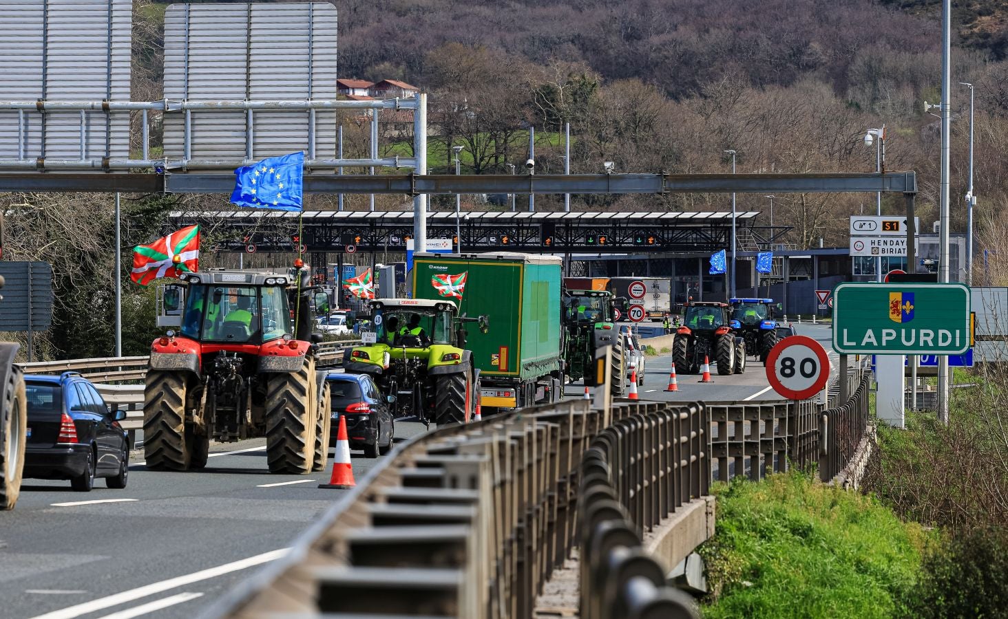 Los agricultores bloquean la muga