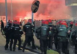 Cargas de la Ertzaintza momentos antes del inicio del partido entre la Real y el PSG en Donostia