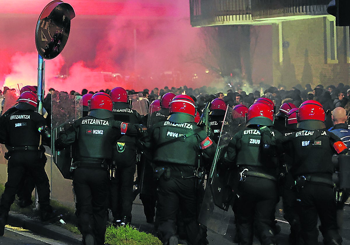 Cargas de la Ertzaintza momentos antes del inicio del partido entre la Real y el PSG en Donostia