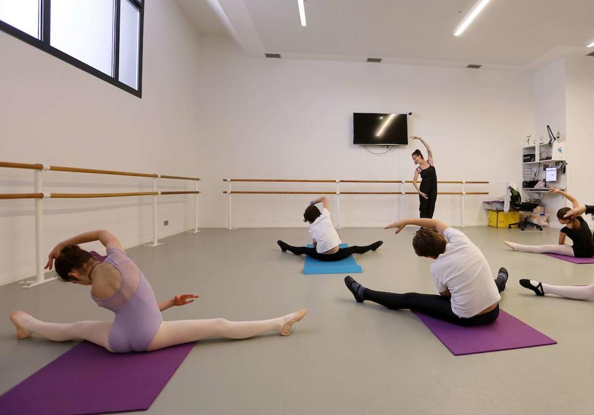 Un grupo de alumnas de danza durante una clase en la escuela de Atotxa.