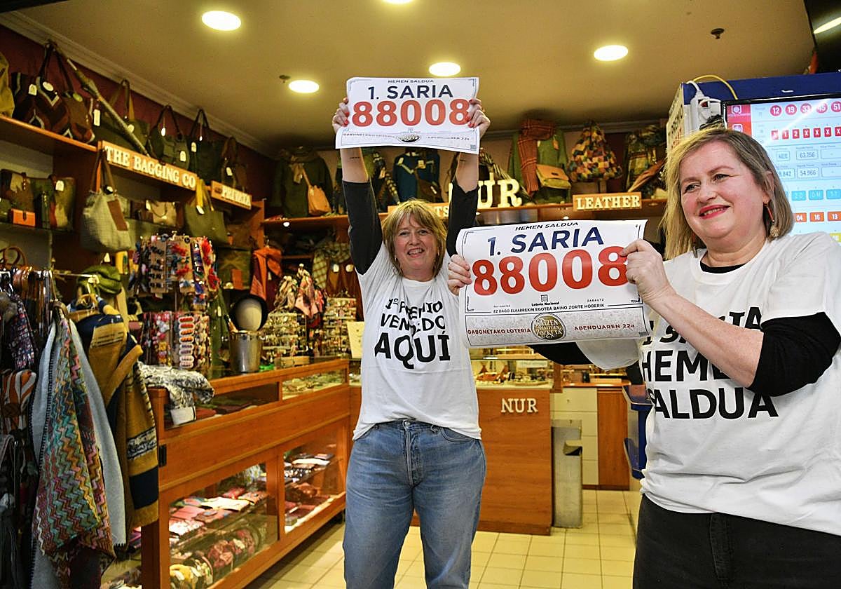 Las hermanas Silván celebran el Gordo del sorteo de Navidad.