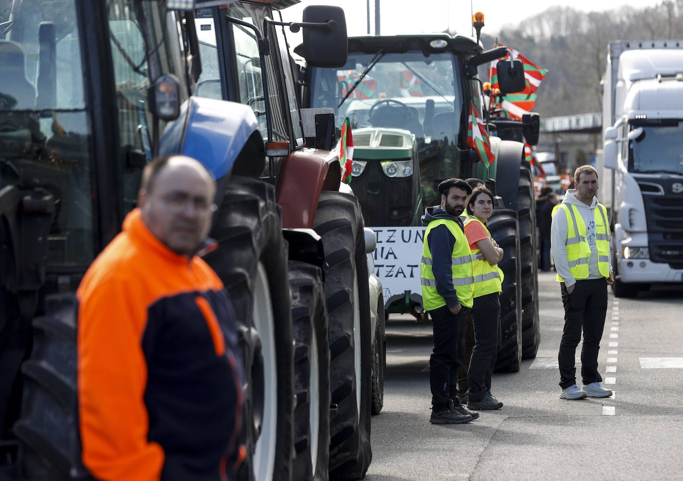 Los agricultores bloquean la muga