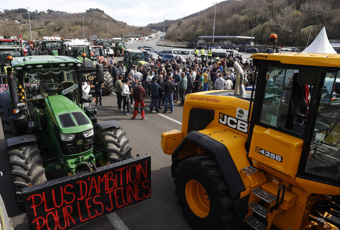 Los agricultores bloquean la muga