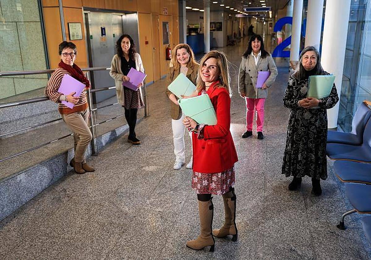 La fiscal Mercedes Bautista, rodeada de las funcionarias de su equipo: De izquierda a derecha Vicenta, Ane, Isabel, Izaskun y Rosana.