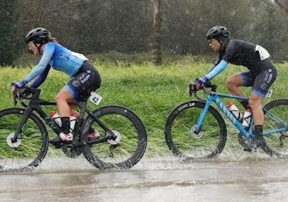 Las corredoras del Eulen Nuuk atraviesan un charco.