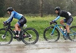 Las corredoras del Eulen Nuuk atraviesan un charco.