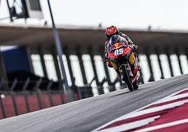 Xabi Zurutuza traza una curva con su nuevo mono en el equipo Ajo KTM.