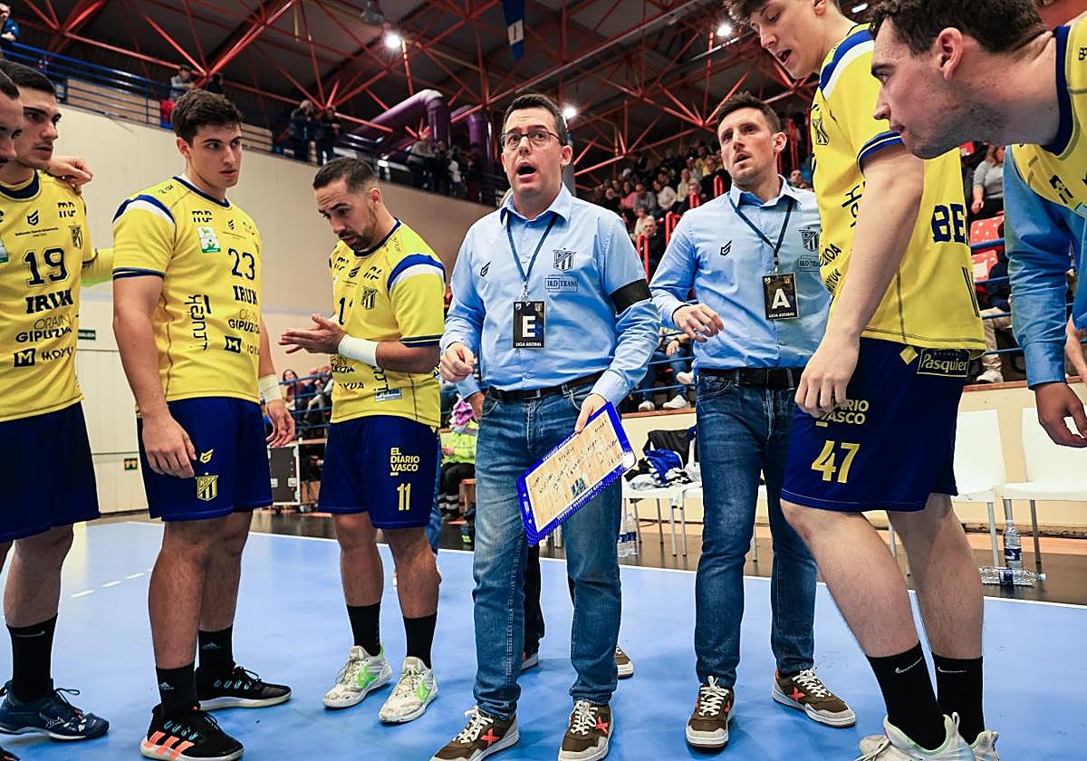 Jacobo Cuétara se dirige a sus jugadores durante un tiempo en Artaleku.