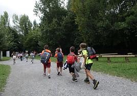Varios niños disfrutan de un udaleku en Plaiaundi.