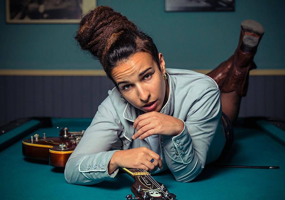 Alba Blanco, guitarrista y vocalista del trío.