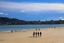 Vista de San Sebastián desde la playa de Ondarreta este viernes por la mañana.