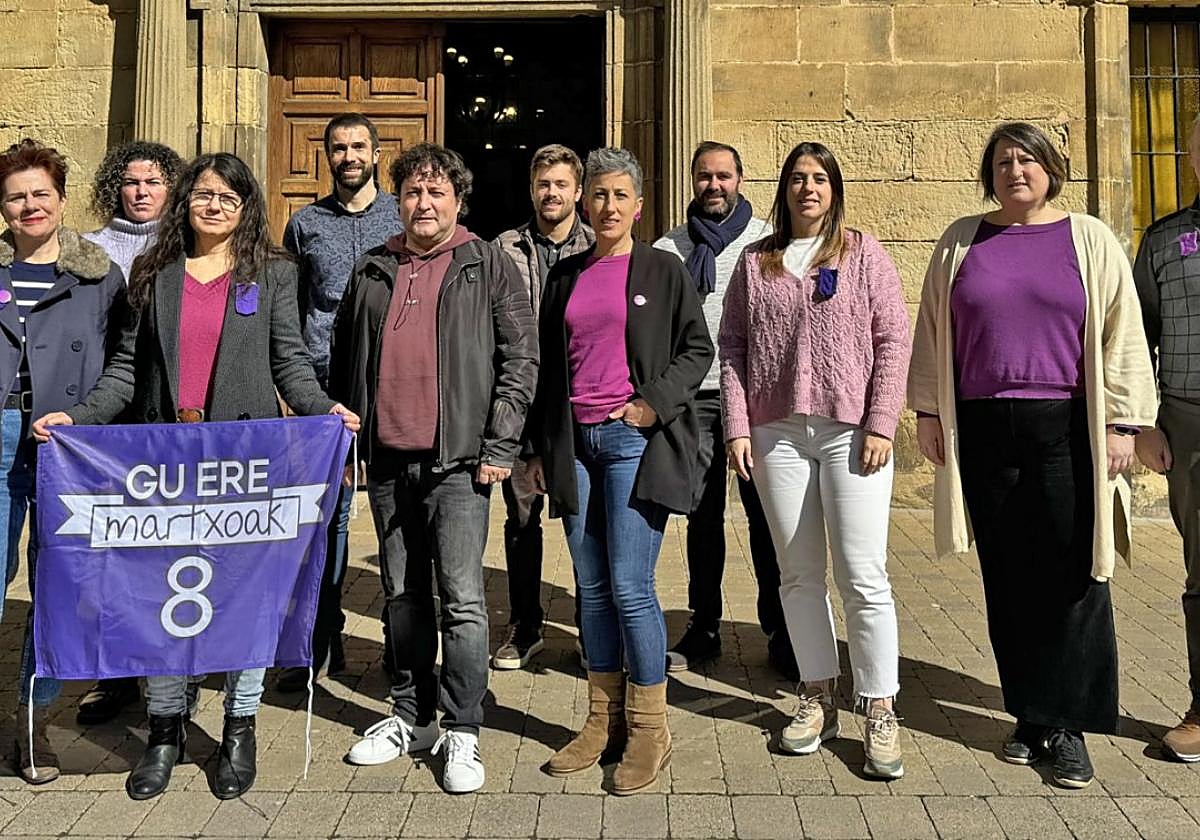 Los representantes municipales frente al ayuntamiento en la jornada de ayer.