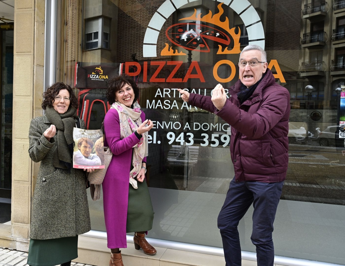 Karmele, Lourdes y Mikel parlotean italiano frente a Pizza Ona.