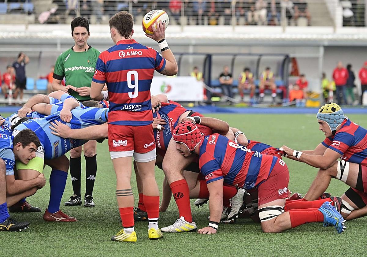 Vílchez se dispone a introducir el balón en la melé.